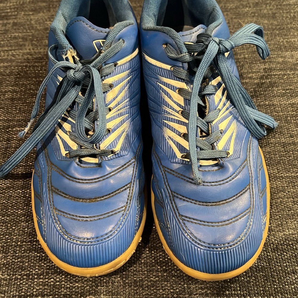 Vizani | Valencia Blue & White Indoor Soccer Futsal Shoes | Youth size 7 - Picture 4 of 6